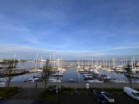 Blick vom Balkon auf den Yachthafen